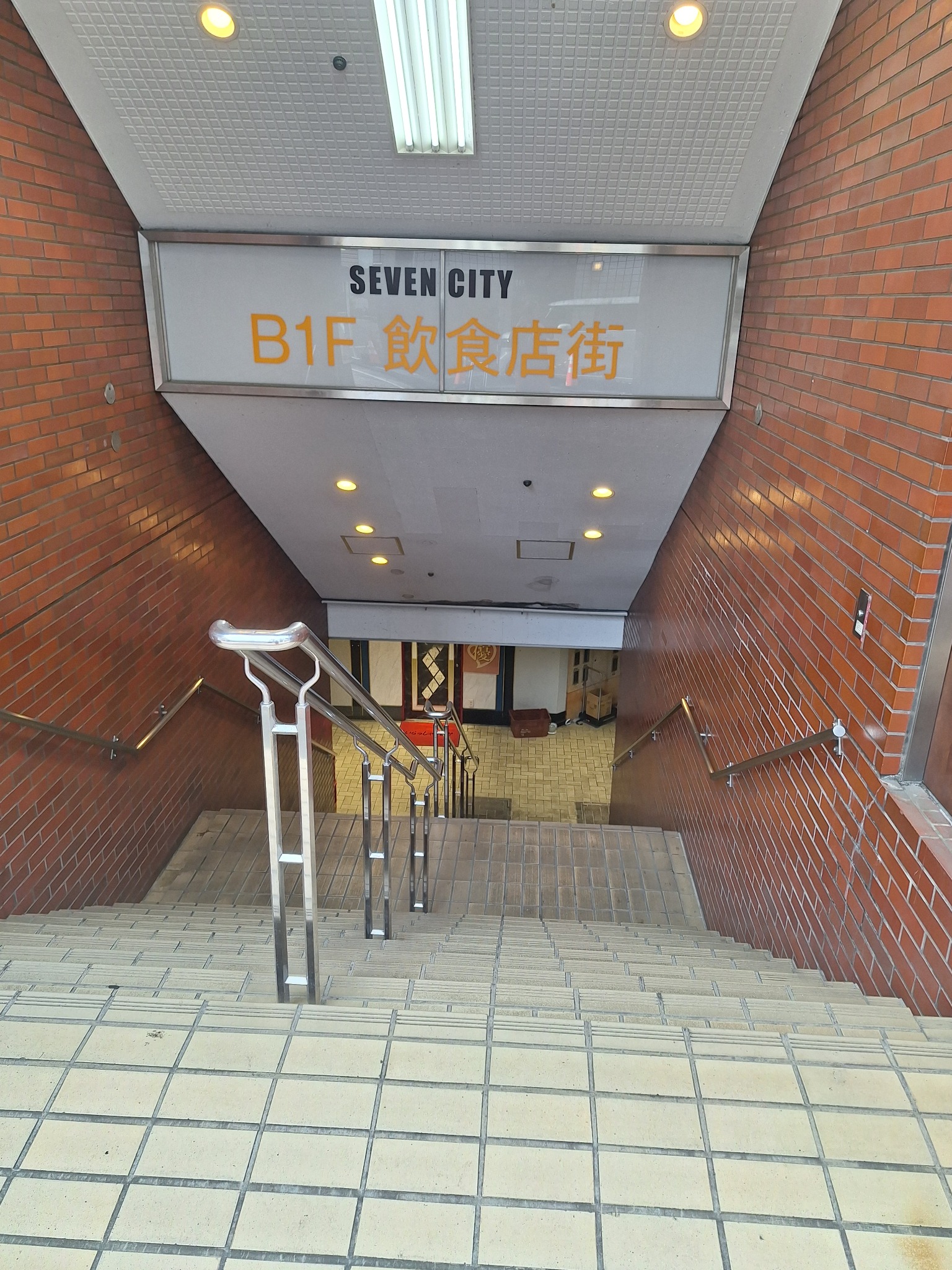 地下1階へ下りる階段
