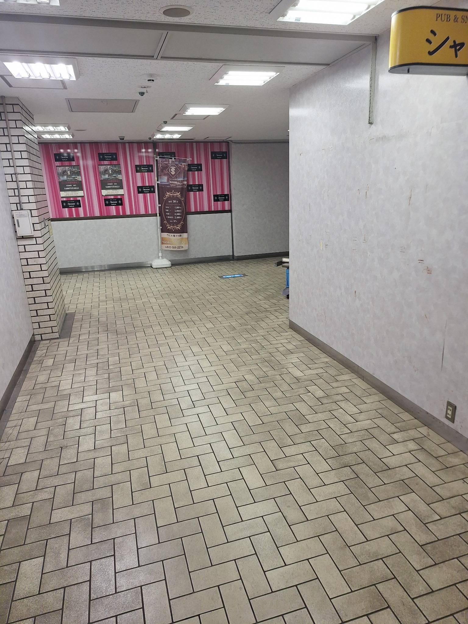 エスカレーター地下1階到着地点