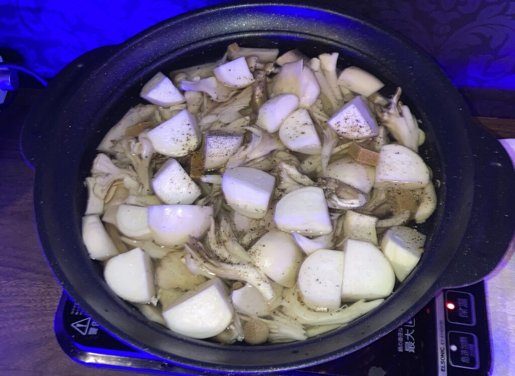 きのこたっぷり・チキンとカブのコンソメうま煮